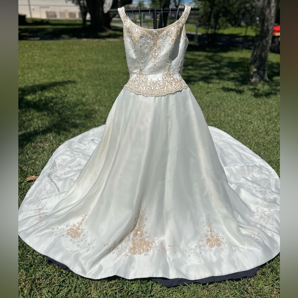 Wedding gown, preloved - Picture 2 of 15